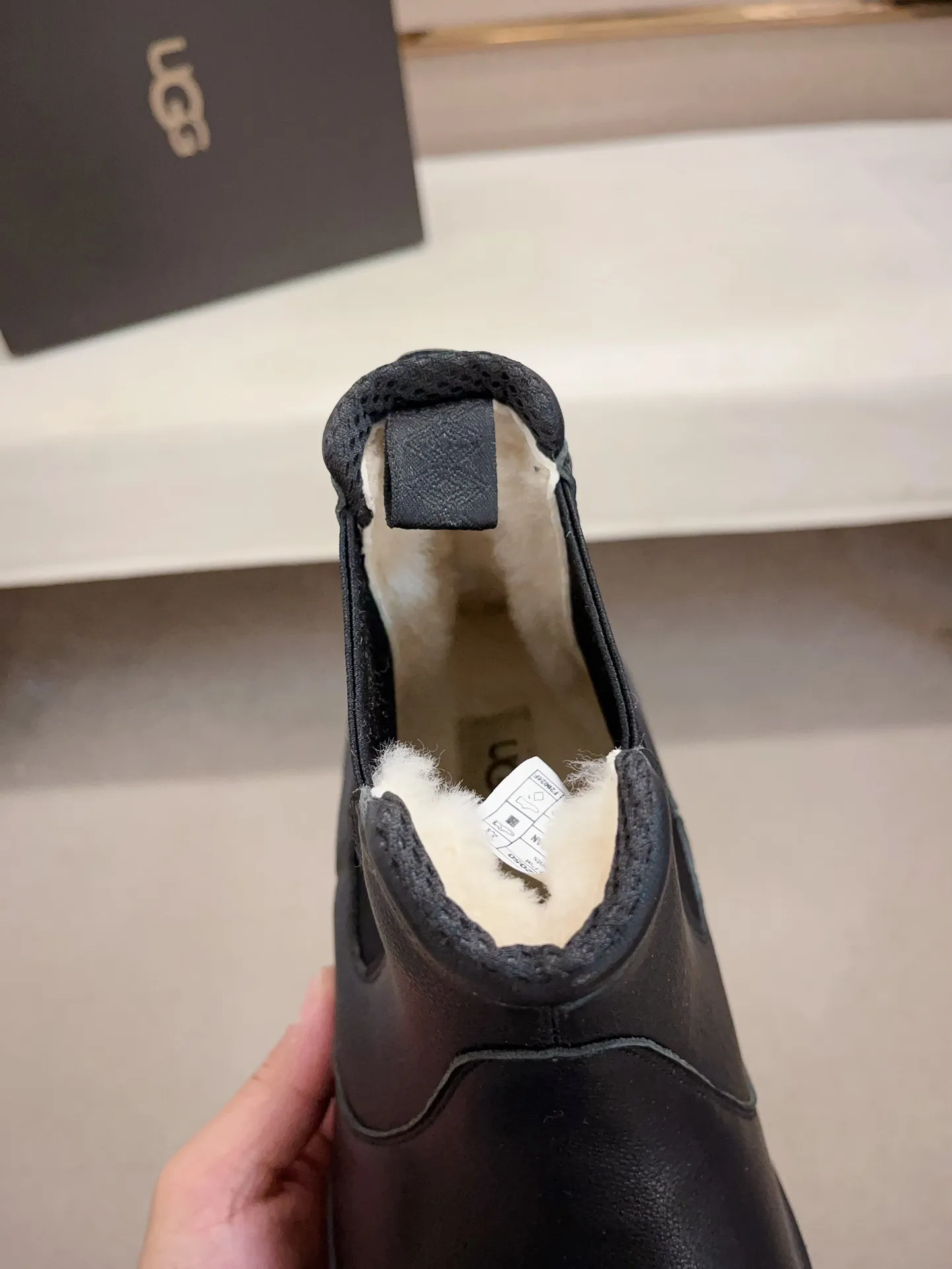 Men's shoes💰: 600💰(high-end goods) UGG❄️❄️Latest model 1:1⃣️quality, fabric: high-end quality first-layer cowhide imported from Europe. Lining: wool lining, sole: pure imported rubber foam outsole. ❤️High-end goods, fine workmanship, trendy and fashionable. The fit is very classy. If you know the goods, you will definitely not be able to refuse😍😍Code number: 41-45. Can be customized 46.47.